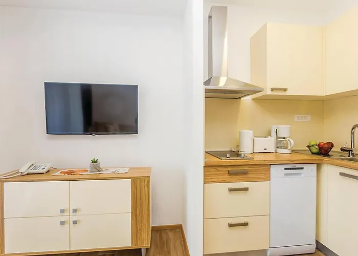 Lägenhet Gorgeous In With Pool Punat