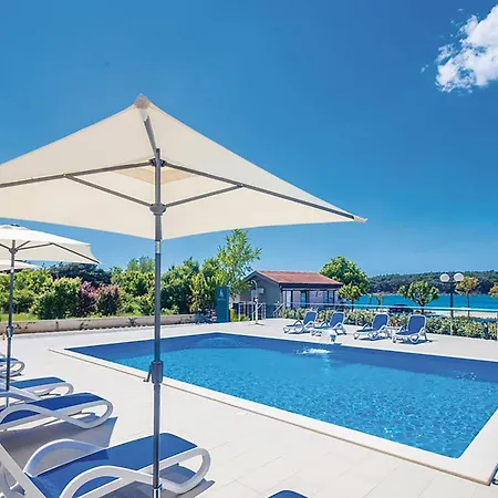 Cozy In With Swimming Pool Punat